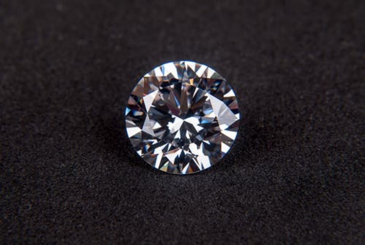 police caught a diamond smuggler from gariyaganj in Chhattishgarh worth rupess 25 lac
