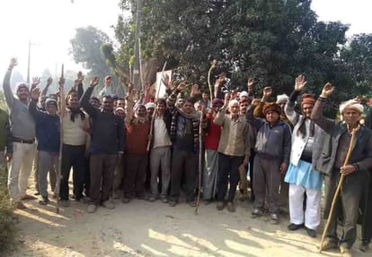 farmers closed cattle at school after crop waste in auraiya