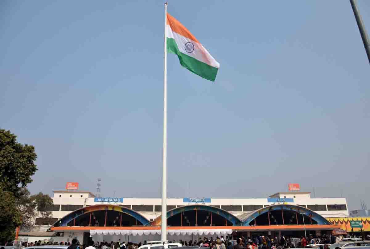 National Flag hoisted at 100 feet height in prayagraj, Kargil martyr wife gave the salami