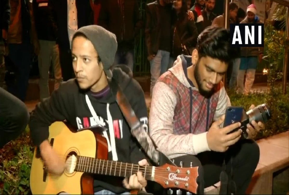 Delhi people celebrates new year 2019 in pics