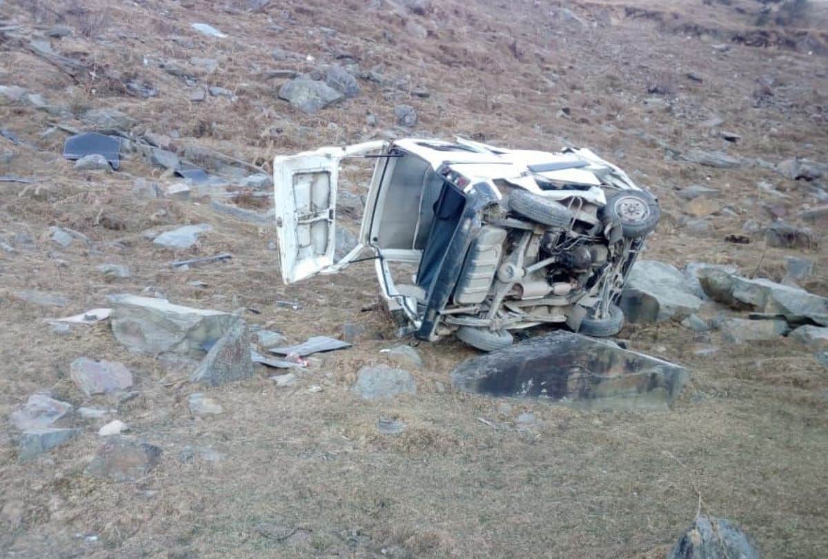 car accident in mandi two students died four injured