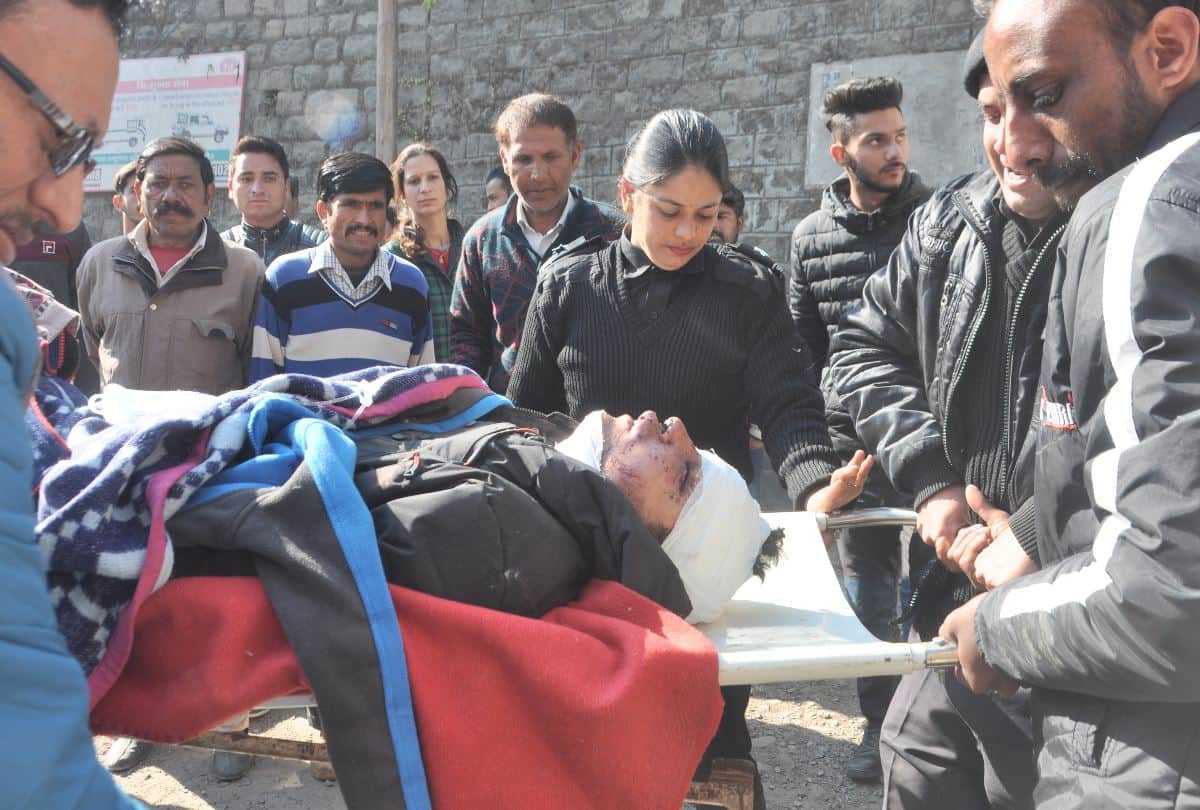car accident in mandi two students died four injured