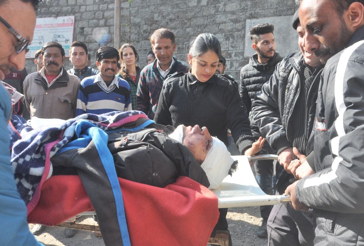 car accident in mandi two students died four injured