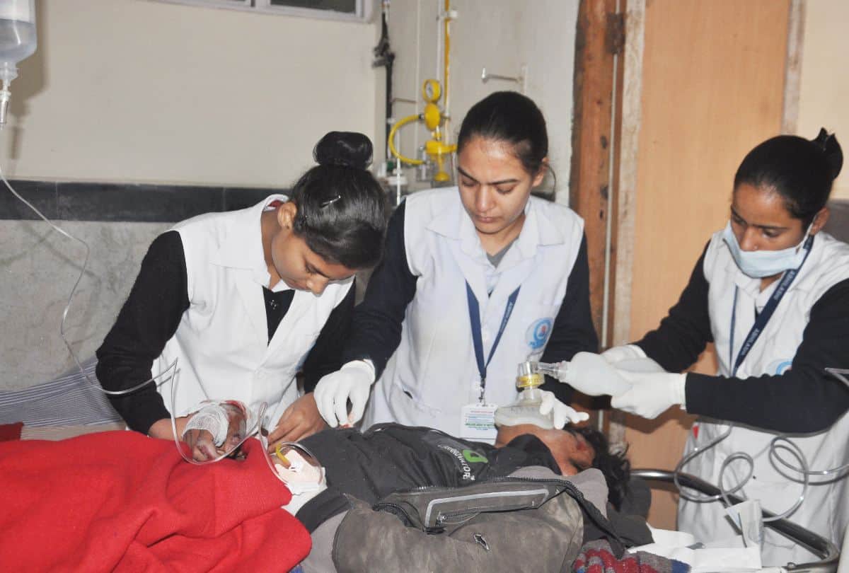 car accident in mandi two students died four injured