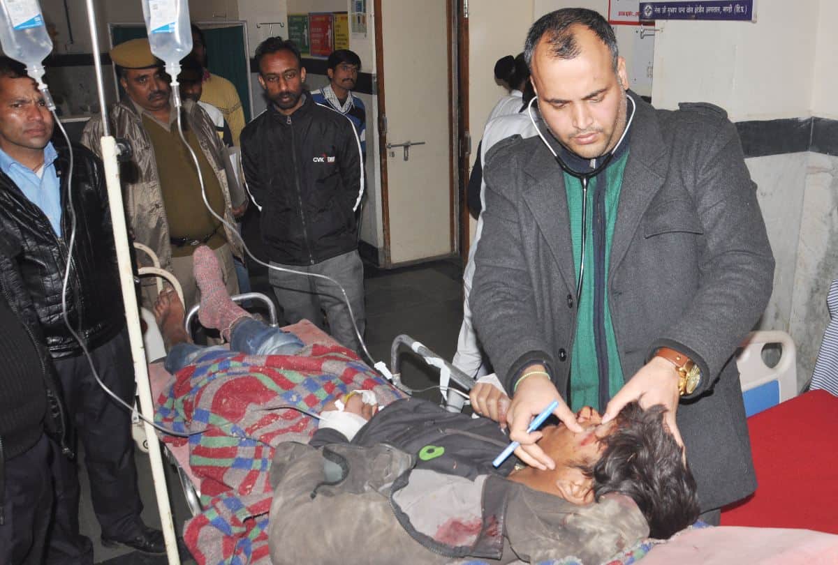 car accident in mandi two students died four injured