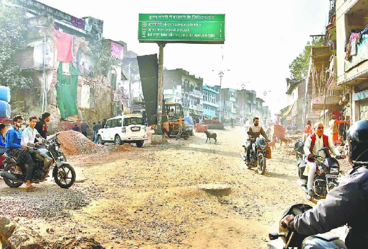 बरेली रोड में गहरे गड्ढे