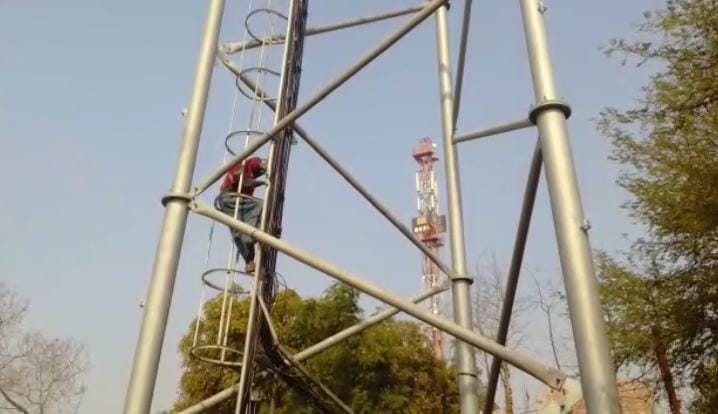 Angry old man climb on mobile tower in sonbhadra