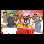 प्रदेश अध्यक्ष महेंद्र नाथ पांडे का स्वागत करते पदाधिकारी।