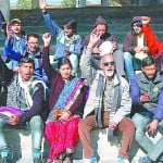 पिथौरागढ़ के टकाना स्थित रामलीला मैदान में पानी पंचायत के दौरान लोग