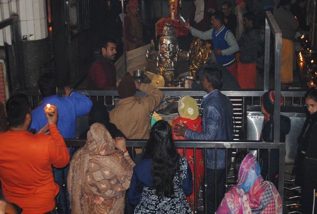 devotees offer worship at temples in agra on new year 2019