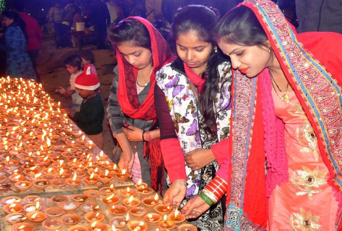 devotees offer worship at temples in agra on new year 2019