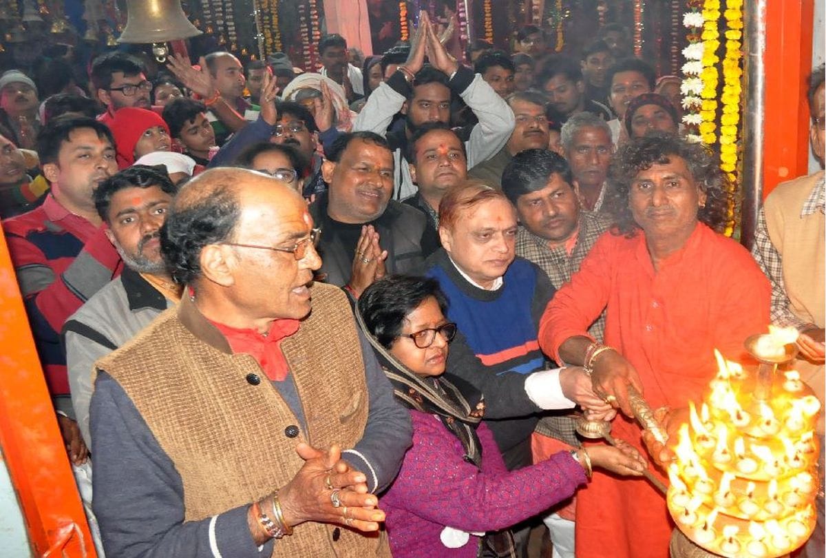 devotees offer worship at temples in agra on new year 2019