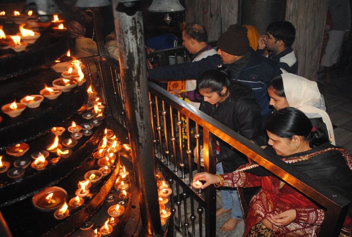 devotees offer worship at temples in agra on new year 2019