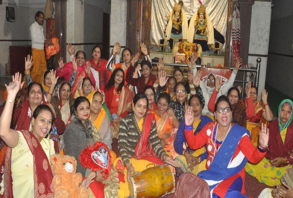 devotees offer worship at temples in agra on new year 2019