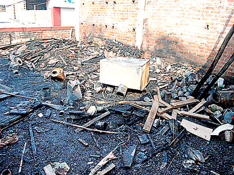 Fire in the furniture shop, millions of goods