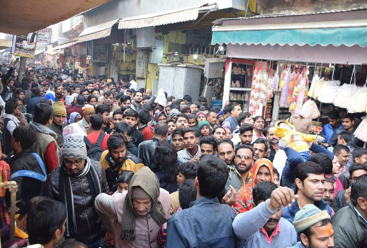 Lakhs of devotees offer worship at temples of mathura vrindavan on new year 2019