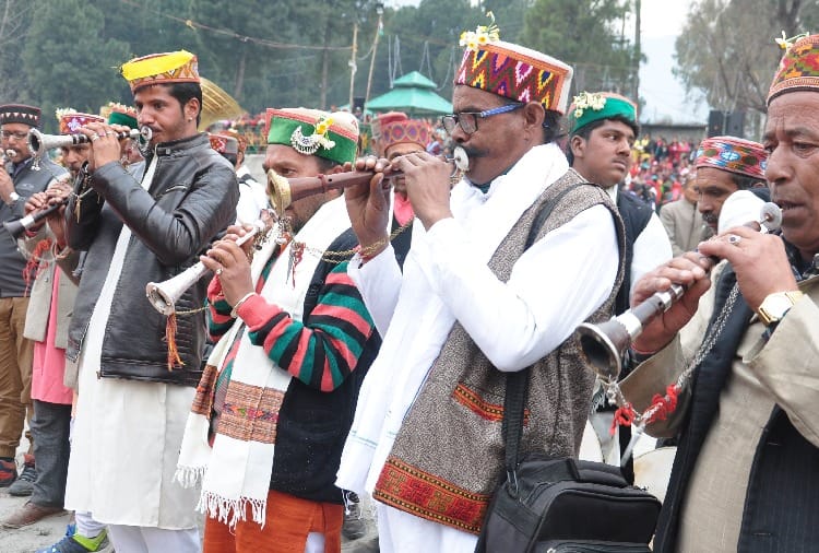 आरती के लिए पांच घंटे तक कड़ाके में खड़े रहे लोग