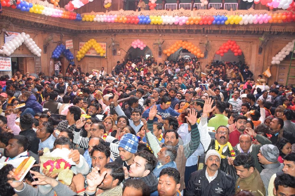 Lakhs of devotees offer worship at temples of mathura vrindavan on new year 2019