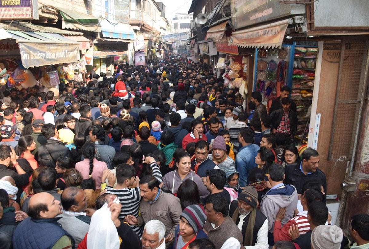 Lakhs of devotees offer worship at temples of mathura vrindavan on new year 2019