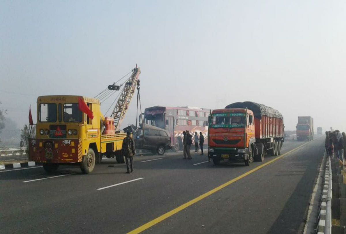 Five vehicles collide due to fog on Agra-Lucknow expressway
