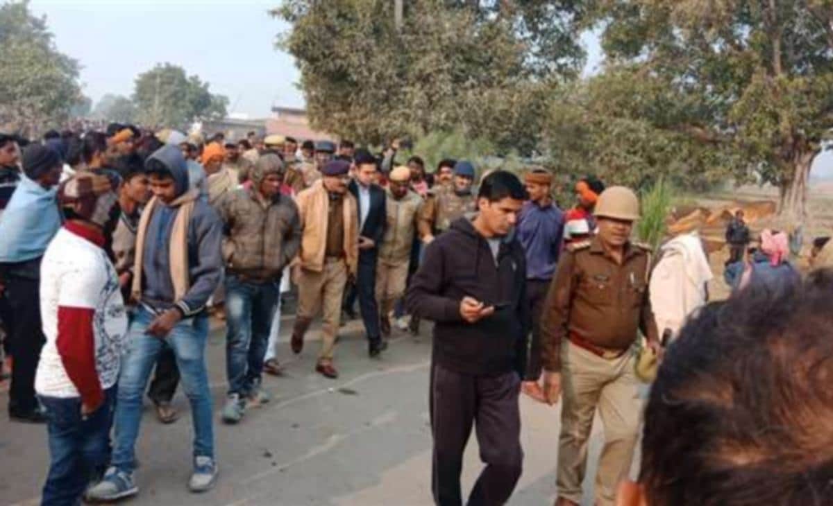 Truck accident in chandauli and seven people died
