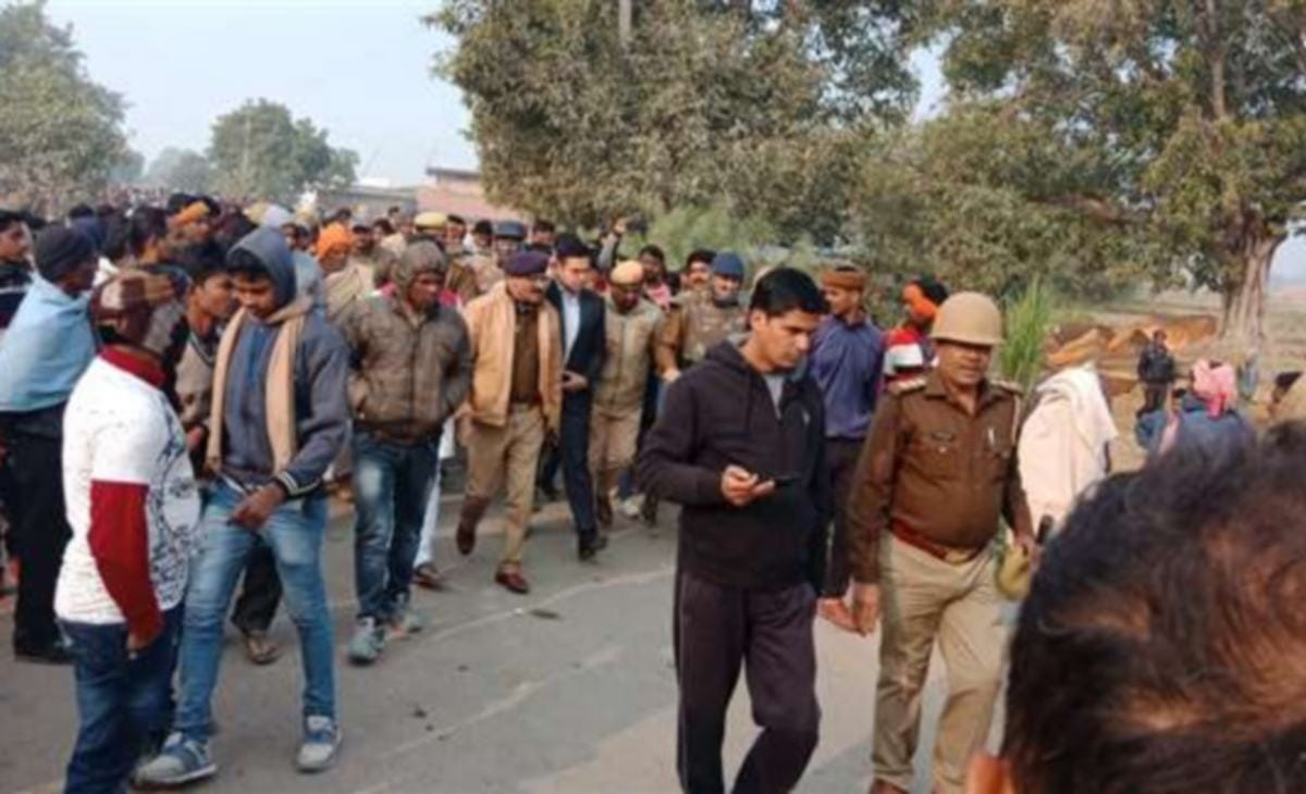 Truck accident in chandauli and seven people died