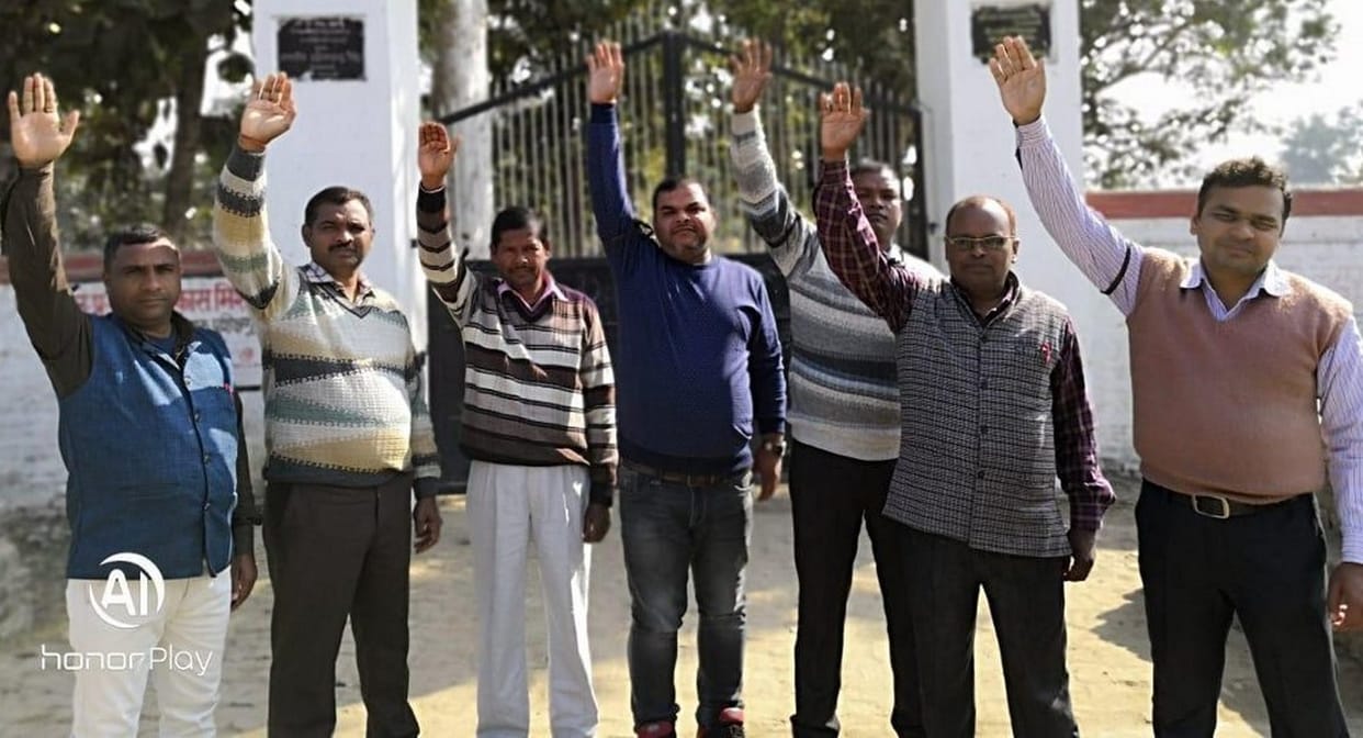 काला दिवस के रूप में कर्मचारी व शिक्षकों ने नया साल मनाया