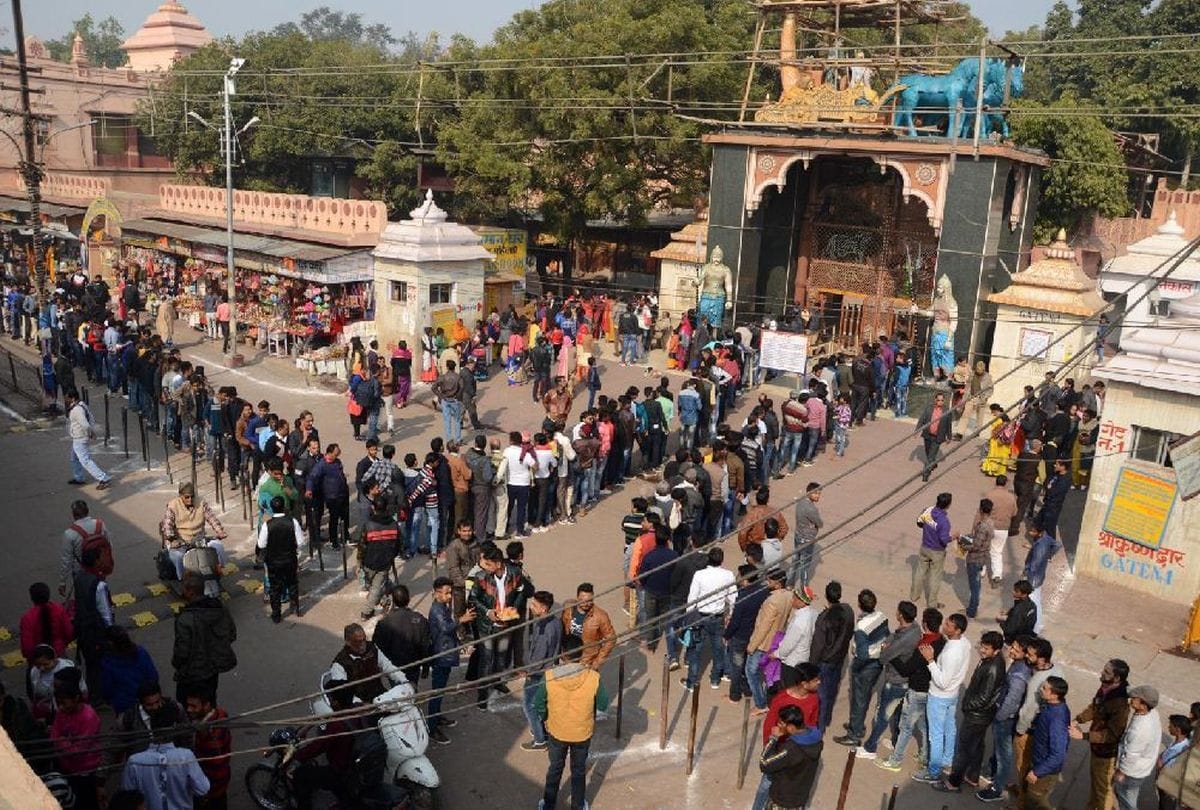 Lakhs of devotees offer worship at temples of mathura vrindavan on new year 2019