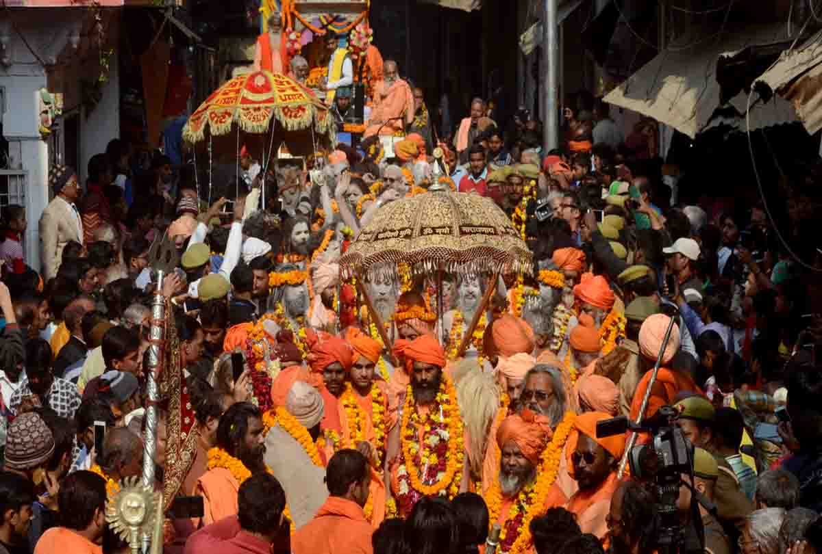 Kumbh 2019: Peshwai of mahanirvani akhada in royal way, naga sadhu feat on road