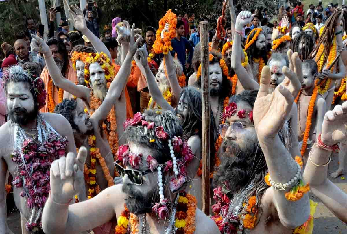 Kumbh 2019: Peshwai of mahanirvani akhada in royal way, naga sadhu feat on road