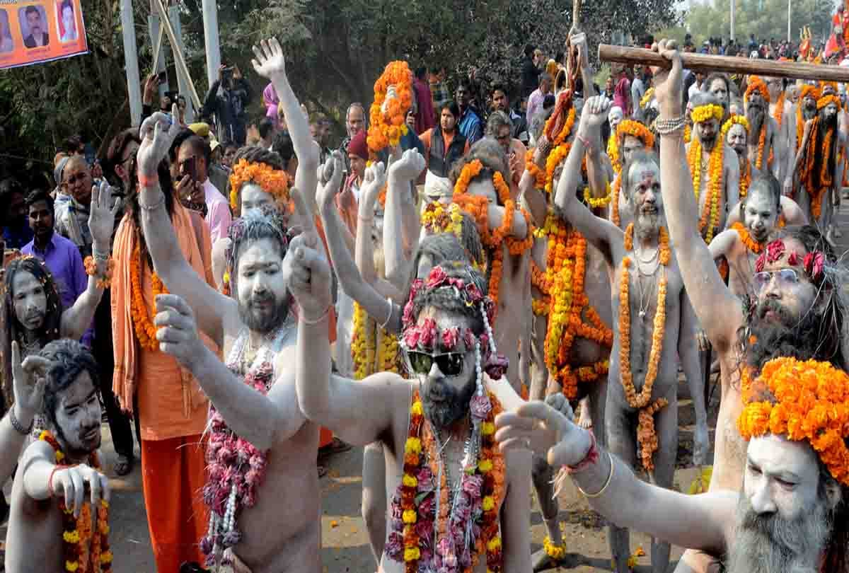 Kumbh 2019: Peshwai of mahanirvani akhada in royal way, naga sadhu feat on road