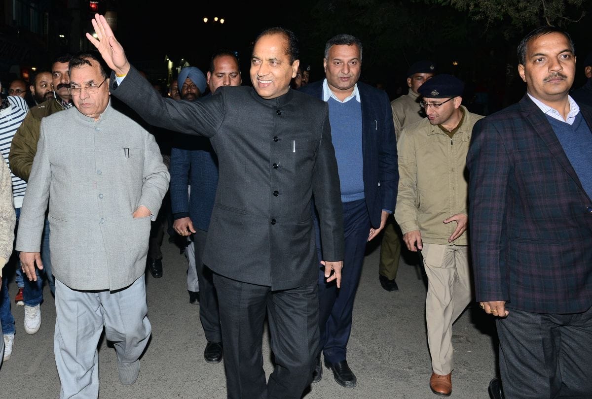 CM jairam thakur celebrated new year in public Mall road shimla