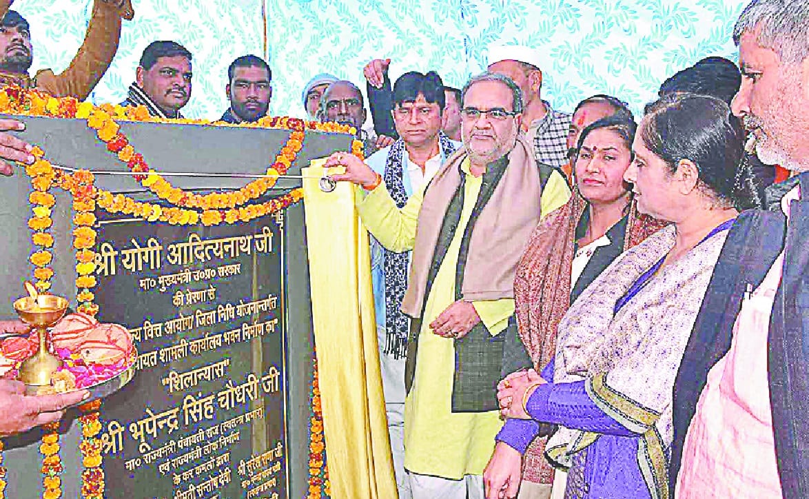 shamli jile me sarak ki haalat kharaab