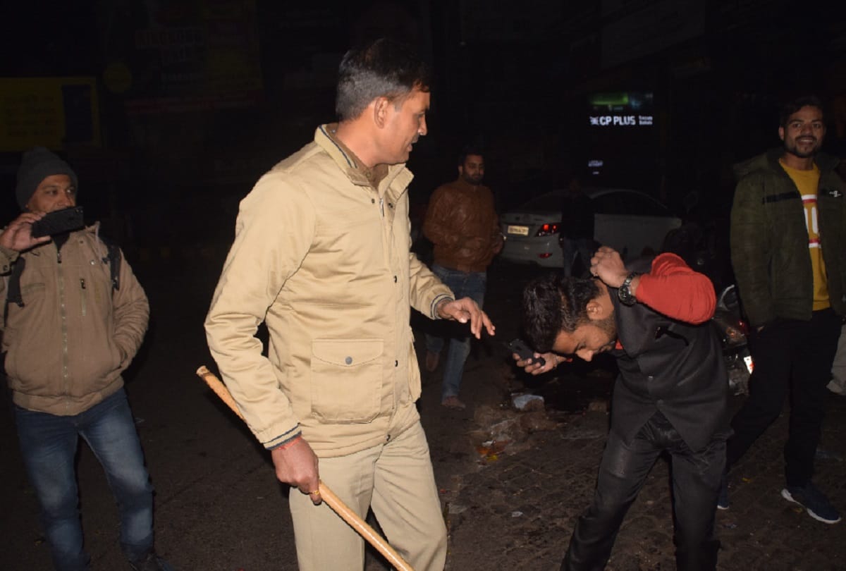 Happy New Year's celebration, police beating by accused the youth