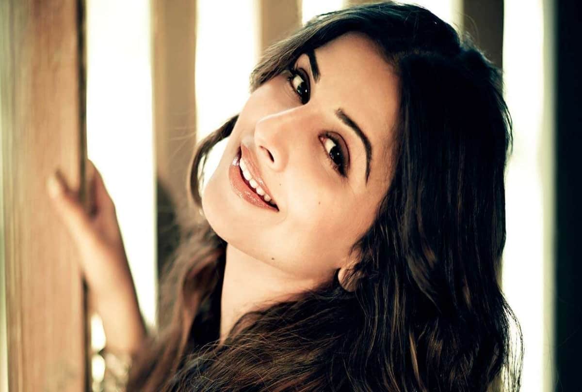 Bollywood Actress Vidya Balan Teaches How To Make Face Mask With Blouse Piece help of Rubber Band At Home Amid Coronavirus