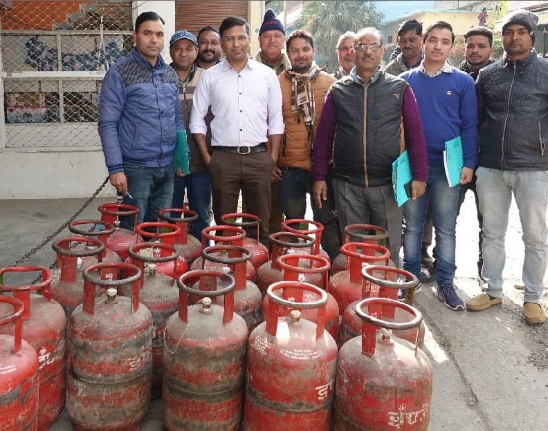 21 domestic cylinders seized in hotels