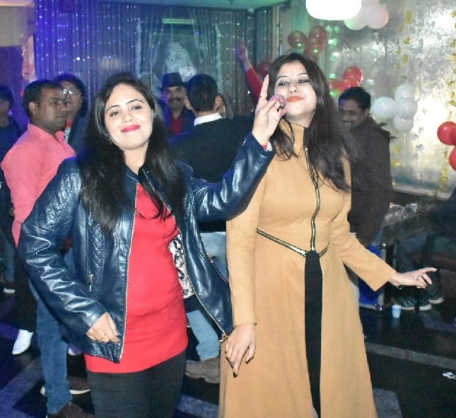 भक्ति और मस्ती का सतरंगी जश्न