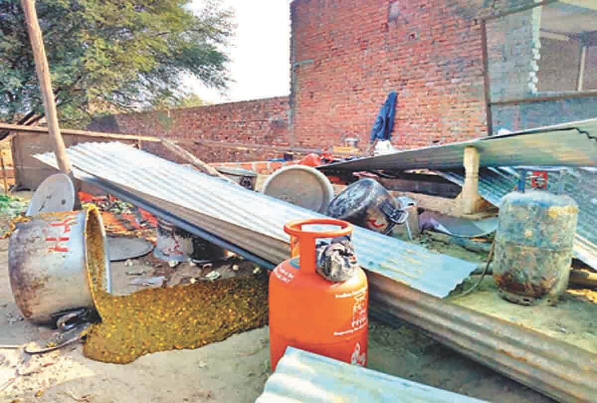 अफसरों के सामने वकीलों और पूर्व चेयरमैन के बीच मारपीट