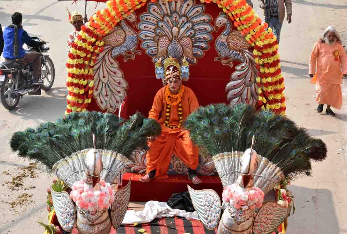 Kumbh 2019: sadu telling about the darshan of Dashnaam akharas, Unique costumes seem attractive