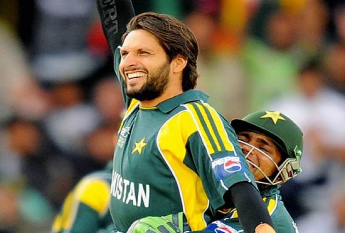 shahid afridi spoiled many cricketers career says imran farhat