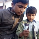 पाक की ओर से दागी गई गोली दिखाते बच्चे