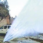 थरकोट के पास घाट पेयजल योजना का पाइप फटने से बरबाद होता पानी