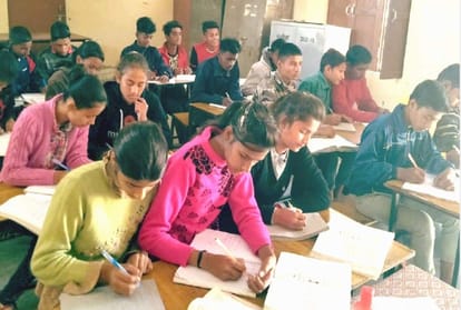 Handicapped teacher give extra classes for students future in winter vacation 