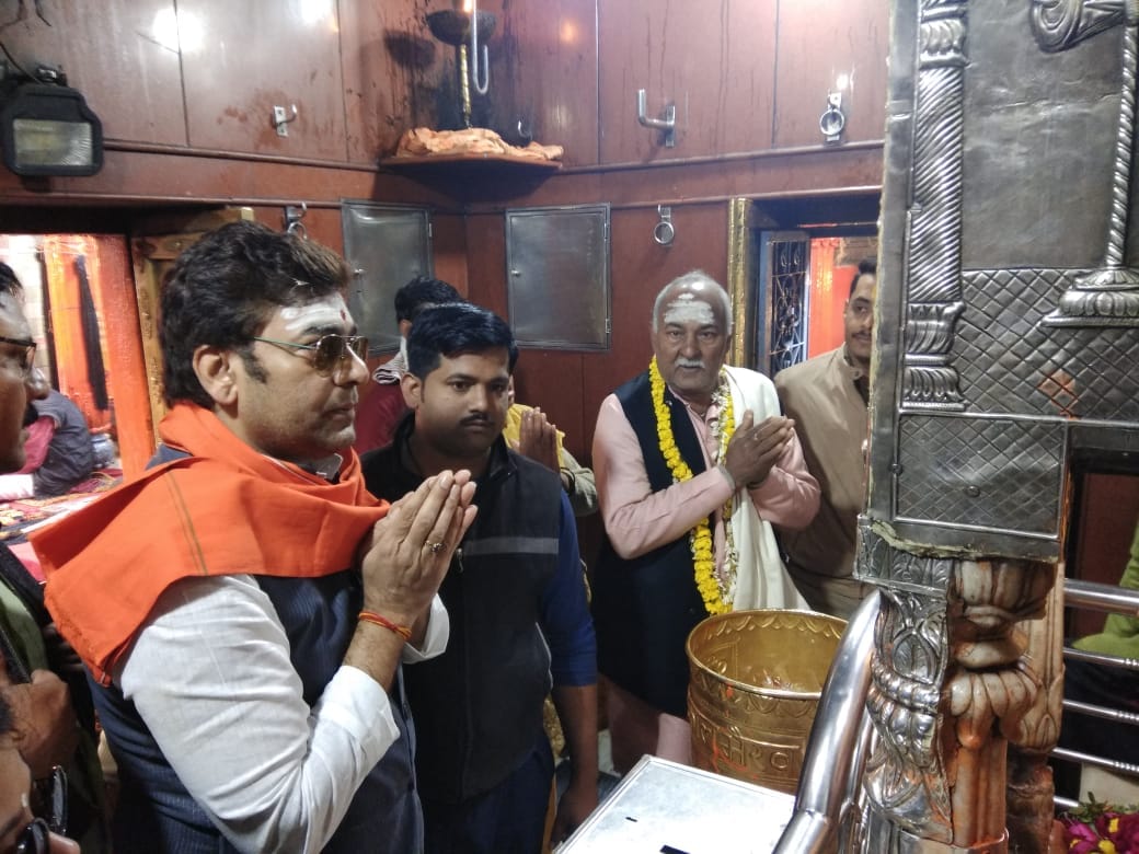 Aashutosh rana worship in kashi vishvanath temple
