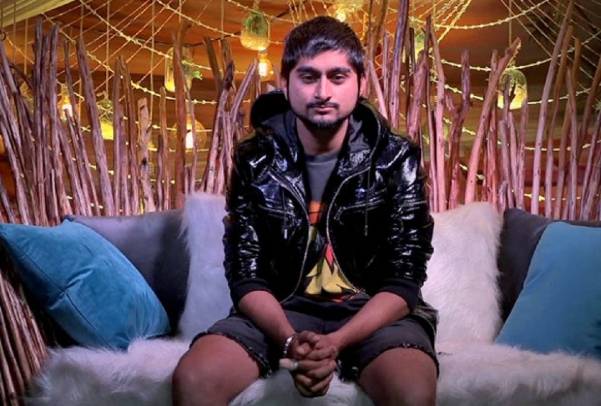 bigg boss 12 contestant deepak thakur met former president pranab mukherjee in flight