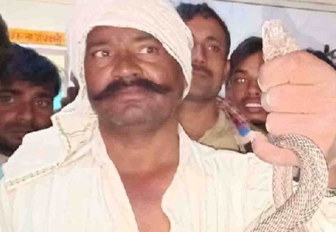 farmer reached to hospital with snake kannauj