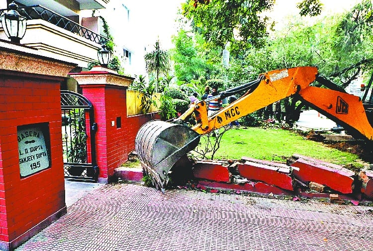 Nagar Nigam Chandigarh Took Action Against Encroachment outside Houses for Greenary