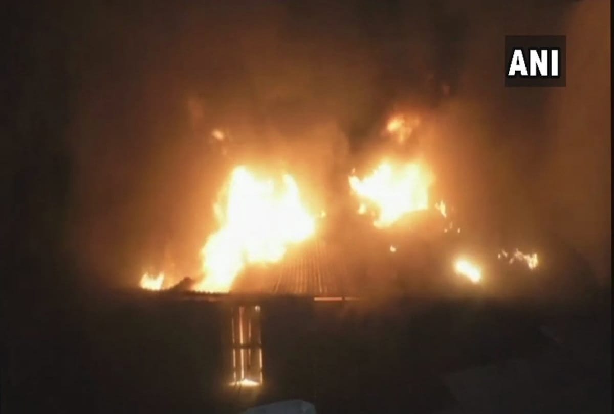 Shahjahanpur Fire broke out in a warehouse in Sadar Bazar