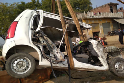 couple killed after car collide with trolley on Agra Lucknow Expressway