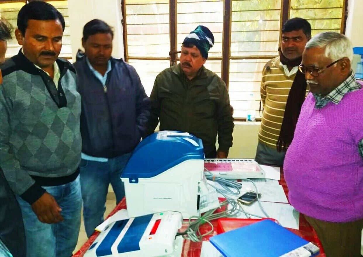 ग्राम प्रधानों व कर्मचारियों को ईवीएम का प्रशिक्षण मिला